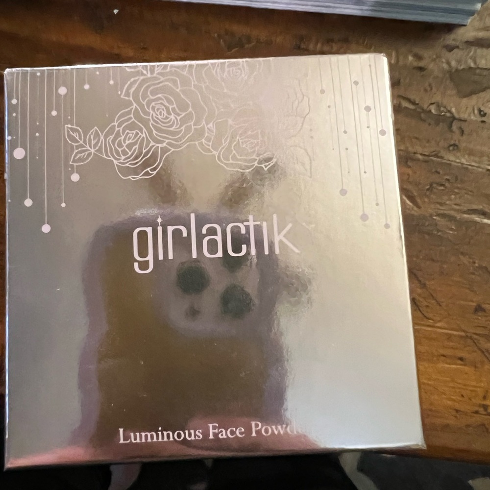 Girlactik Luminous Face Powder - Silver